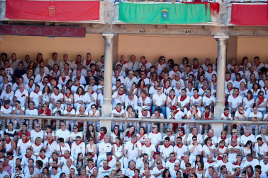 Público asistente a la Plaza de Toros de Pamplona durante la tercera corrida de la Feria del Toro 2019 con la ganadería de José Escolar para los diestros Fernando Robleño, Javier Castaño y Pepe Moral.