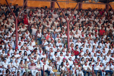 Público asistente a la Plaza de Toros de Pamplona durante la tercera corrida de la Feria del Toro 2019 con la ganadería de José Escolar para los diestros Fernando Robleño, Javier Castaño y Pepe Moral.
