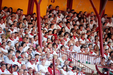 Público asistente a la Plaza de Toros de Pamplona durante la tercera corrida de la Feria del Toro 2019 con la ganadería de José Escolar para los diestros Fernando Robleño, Javier Castaño y Pepe Moral.