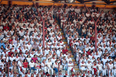 Público asistente a la Plaza de Toros de Pamplona durante la tercera corrida de la Feria del Toro 2019 con la ganadería de José Escolar para los diestros Fernando Robleño, Javier Castaño y Pepe Moral.