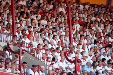 Público asistente a la Plaza de Toros de Pamplona durante la tercera corrida de la Feria del Toro 2019 con la ganadería de José Escolar para los diestros Fernando Robleño, Javier Castaño y Pepe Moral.