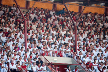 Público asistente a la Plaza de Toros de Pamplona durante la tercera corrida de la Feria del Toro 2019 con la ganadería de José Escolar para los diestros Fernando Robleño, Javier Castaño y Pepe Moral.
