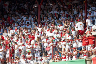 Público asistente a la Plaza de Toros de Pamplona durante la tercera corrida de la Feria del Toro 2019 con la ganadería de José Escolar para los diestros Fernando Robleño, Javier Castaño y Pepe Moral.