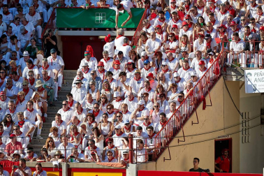 Público asistente a la Plaza de Toros de Pamplona durante la tercera corrida de la Feria del Toro 2019 con la ganadería de José Escolar para los diestros Fernando Robleño, Javier Castaño y Pepe Moral.