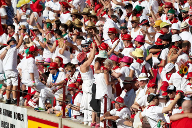 Público asistente a la Plaza de Toros de Pamplona durante la tercera corrida de la Feria del Toro 2019 con la ganadería de José Escolar para los diestros Fernando Robleño, Javier Castaño y Pepe Moral.