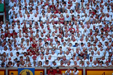 Público asistente a la Plaza de Toros de Pamplona durante la tercera corrida de la Feria del Toro 2019 con la ganadería de José Escolar para los diestros Fernando Robleño, Javier Castaño y Pepe Moral.