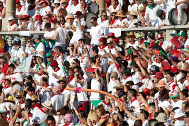 Público asistente a la Plaza de Toros de Pamplona durante la tercera corrida de la Feria del Toro 2019 con la ganadería de José Escolar para los diestros Fernando Robleño, Javier Castaño y Pepe Moral.