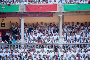 Público asistente a la Plaza de Toros de Pamplona durante la tercera corrida de la Feria del Toro 2019 con la ganadería de José Escolar para los diestros Fernando Robleño, Javier Castaño y Pepe Moral.