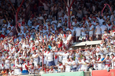 Público asistente a la Plaza de Toros de Pamplona durante la tercera corrida de la Feria del Toro 2019 con la ganadería de José Escolar para los diestros Fernando Robleño, Javier Castaño y Pepe Moral.