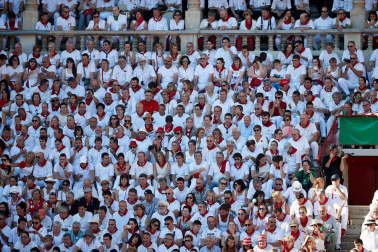 Público asistente a la Plaza de Toros de Pamplona durante la tercera corrida de la Feria del Toro 2019 con la ganadería de José Escolar para los diestros Fernando Robleño, Javier Castaño y Pepe Moral.