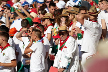 Público asistente a la Plaza de Toros de Pamplona durante la tercera corrida de la Feria del Toro 2019 con la ganadería de José Escolar para los diestros Fernando Robleño, Javier Castaño y Pepe Moral.