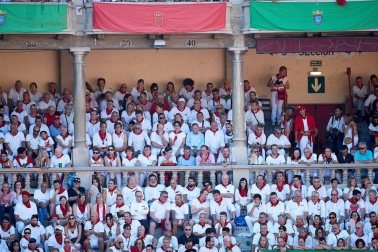 Público asistente a la Plaza de Toros de Pamplona durante la tercera corrida de la Feria del Toro 2019 con la ganadería de José Escolar para los diestros Fernando Robleño, Javier Castaño y Pepe Moral.
