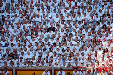 Público asistente a la Plaza de Toros de Pamplona durante la tercera corrida de la Feria del Toro 2019 con la ganadería de José Escolar para los diestros Fernando Robleño, Javier Castaño y Pepe Moral.