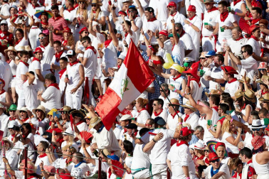 Público asistente a la Plaza de Toros de Pamplona durante la tercera corrida de la Feria del Toro 2019 con la ganadería de José Escolar para los diestros Fernando Robleño, Javier Castaño y Pepe Moral.