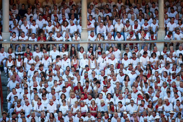 Público asistente a la Plaza de Toros de Pamplona durante la tercera corrida de la Feria del Toro 2019 con la ganadería de José Escolar para los diestros Fernando Robleño, Javier Castaño y Pepe Moral.