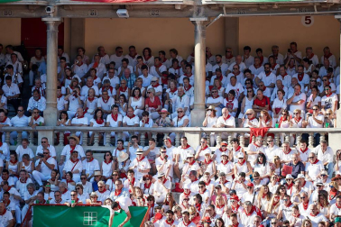 Público asistente a la Plaza de Toros de Pamplona durante la tercera corrida de la Feria del Toro 2019 con la ganadería de José Escolar para los diestros Fernando Robleño, Javier Castaño y Pepe Moral.