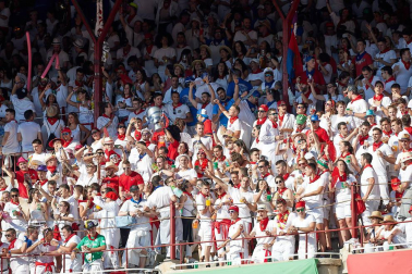 Público asistente a la Plaza de Toros de Pamplona durante la tercera corrida de la Feria del Toro 2019 con la ganadería de José Escolar para los diestros Fernando Robleño, Javier Castaño y Pepe Moral.