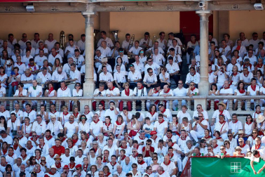 Público asistente a la Plaza de Toros de Pamplona durante la tercera corrida de la Feria del Toro 2019 con la ganadería de José Escolar para los diestros Fernando Robleño, Javier Castaño y Pepe Moral.