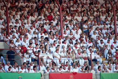 Público asistente a la Plaza de Toros de Pamplona durante la tercera corrida de la Feria del Toro 2019 con la ganadería de José Escolar para los diestros Fernando Robleño, Javier Castaño y Pepe Moral.
