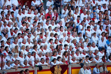 Público asistente a la Plaza de Toros de Pamplona durante la tercera corrida de la Feria del Toro 2019 con la ganadería de José Escolar para los diestros Fernando Robleño, Javier Castaño y Pepe Moral.