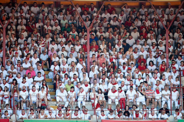 Público asistente a la Plaza de Toros de Pamplona durante la tercera corrida de la Feria del Toro 2019 con la ganadería de José Escolar para los diestros Fernando Robleño, Javier Castaño y Pepe Moral.