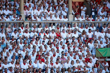 Público asistente a la Plaza de Toros de Pamplona durante la tercera corrida de la Feria del Toro 2019 con la ganadería de José Escolar para los diestros Fernando Robleño, Javier Castaño y Pepe Moral.