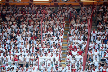 Público asistente a la Plaza de Toros de Pamplona durante la tercera corrida de la Feria del Toro 2019 con la ganadería de José Escolar para los diestros Fernando Robleño, Javier Castaño y Pepe Moral.