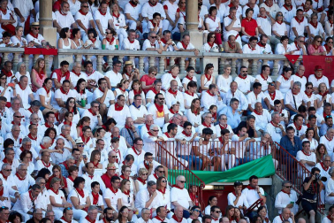 Público asistente a la Plaza de Toros de Pamplona durante la tercera corrida de la Feria del Toro 2019 con la ganadería de José Escolar para los diestros Fernando Robleño, Javier Castaño y Pepe Moral.