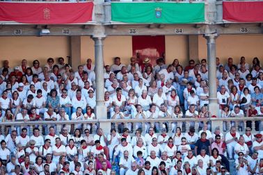 Público asistente a la Plaza de Toros de Pamplona durante la tercera corrida de la Feria del Toro 2019 con la ganadería de José Escolar para los diestros Fernando Robleño, Javier Castaño y Pepe Moral.