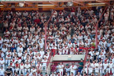 Público asistente a la Plaza de Toros de Pamplona durante la tercera corrida de la Feria del Toro 2019 con la ganadería de José Escolar para los diestros Fernando Robleño, Javier Castaño y Pepe Moral.