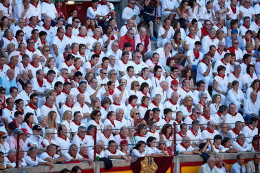 Público asistente a la Plaza de Toros de Pamplona durante la tercera corrida de la Feria del Toro 2019 con la ganadería de José Escolar para los diestros Fernando Robleño, Javier Castaño y Pepe Moral.