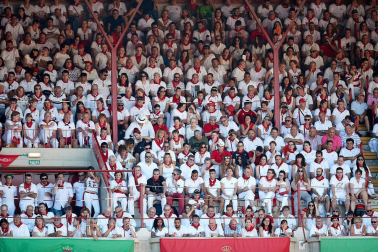 Público asistente a la Plaza de Toros de Pamplona durante la tercera corrida de la Feria del Toro 2019 con la ganadería de José Escolar para los diestros Fernando Robleño, Javier Castaño y Pepe Moral.