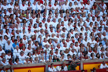 Público asistente a la Plaza de Toros de Pamplona durante la tercera corrida de la Feria del Toro 2019 con la ganadería de José Escolar para los diestros Fernando Robleño, Javier Castaño y Pepe Moral.