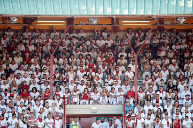 Público asistente a la Plaza de Toros de Pamplona durante la tercera corrida de la Feria del Toro 2019 con la ganadería de José Escolar para los diestros Fernando Robleño, Javier Castaño y Pepe Moral.