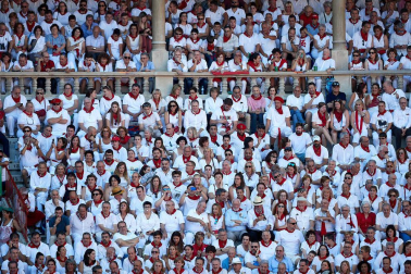 Público asistente a la Plaza de Toros de Pamplona durante la tercera corrida de la Feria del Toro 2019 con la ganadería de José Escolar para los diestros Fernando Robleño, Javier Castaño y Pepe Moral.