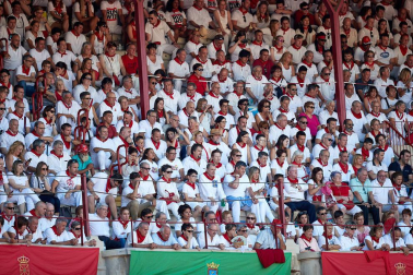 Público asistente a la Plaza de Toros de Pamplona durante la tercera corrida de la Feria del Toro 2019 con la ganadería de José Escolar para los diestros Fernando Robleño, Javier Castaño y Pepe Moral.