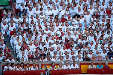 Público asistente a la Plaza de Toros de Pamplona durante la tercera corrida de la Feria del Toro 2019 con la ganadería de José Escolar para los diestros Fernando Robleño, Javier Castaño y Pepe Moral.