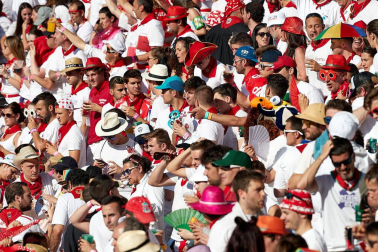Público asistente a la Plaza de Toros de Pamplona durante la tercera corrida de la Feria del Toro 2019 con la ganadería de José Escolar para los diestros Fernando Robleño, Javier Castaño y Pepe Moral.