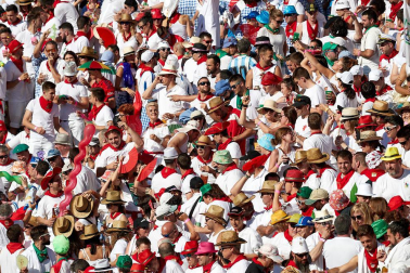 Público asistente a la Plaza de Toros de Pamplona durante la tercera corrida de la Feria del Toro 2019 con la ganadería de José Escolar para los diestros Fernando Robleño, Javier Castaño y Pepe Moral.