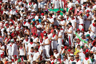 Público asistente a la Plaza de Toros de Pamplona durante la tercera corrida de la Feria del Toro 2019 con la ganadería de José Escolar para los diestros Fernando Robleño, Javier Castaño y Pepe Moral.