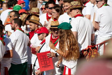 Público asistente a la Plaza de Toros de Pamplona durante la tercera corrida de la Feria del Toro 2019 con la ganadería de José Escolar para los diestros Fernando Robleño, Javier Castaño y Pepe Moral.
