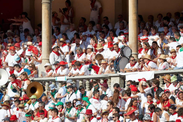 Público asistente a la Plaza de Toros de Pamplona durante la tercera corrida de la Feria del Toro 2019 con la ganadería de José Escolar para los diestros Fernando Robleño, Javier Castaño y Pepe Moral.