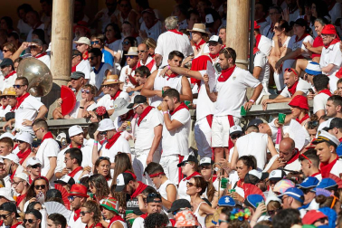 Público asistente a la Plaza de Toros de Pamplona durante la tercera corrida de la Feria del Toro 2019 con la ganadería de José Escolar para los diestros Fernando Robleño, Javier Castaño y Pepe Moral.