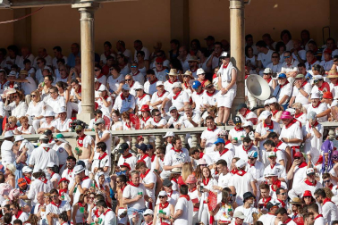 Público asistente a la Plaza de Toros de Pamplona durante la tercera corrida de la Feria del Toro 2019 con la ganadería de José Escolar para los diestros Fernando Robleño, Javier Castaño y Pepe Moral.