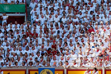 Público asistente a la Plaza de Toros de Pamplona durante la tercera corrida de la Feria del Toro 2019 con la ganadería de José Escolar para los diestros Fernando Robleño, Javier Castaño y Pepe Moral.