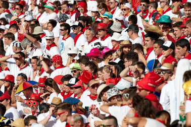 Público asistente a la Plaza de Toros de Pamplona durante la tercera corrida de la Feria del Toro 2019 con la ganadería de José Escolar para los diestros Fernando Robleño, Javier Castaño y Pepe Moral.