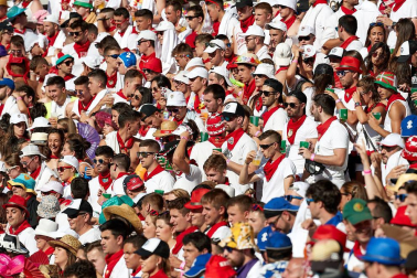 Público asistente a la Plaza de Toros de Pamplona durante la tercera corrida de la Feria del Toro 2019 con la ganadería de José Escolar para los diestros Fernando Robleño, Javier Castaño y Pepe Moral.