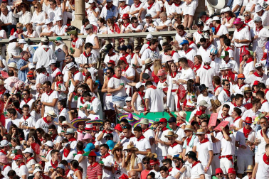 Público asistente a la Plaza de Toros de Pamplona durante la tercera corrida de la Feria del Toro 2019 con la ganadería de José Escolar para los diestros Fernando Robleño, Javier Castaño y Pepe Moral.