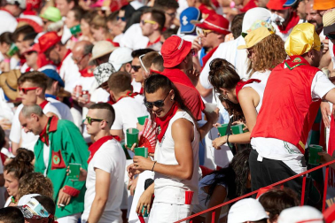 Público asistente a la Plaza de Toros de Pamplona durante la tercera corrida de la Feria del Toro 2019 con la ganadería de José Escolar para los diestros Fernando Robleño, Javier Castaño y Pepe Moral.