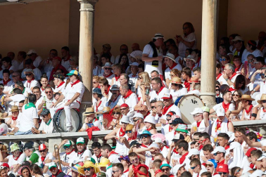 Público asistente a la Plaza de Toros de Pamplona durante la tercera corrida de la Feria del Toro 2019 con la ganadería de José Escolar para los diestros Fernando Robleño, Javier Castaño y Pepe Moral.